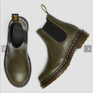 Dr. Martens Chelsea boot - NEW Never worn!